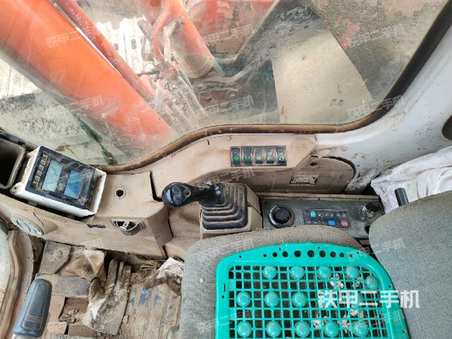 座椅右側(cè)控制臺/鑰匙門/油門/含右手柄（駕駛室部分）