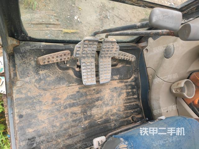 行走控制手柄和踏板?俯拍(駕駛室部分) 行走控制手柄和踏板?俯拍(駕駛室部分)