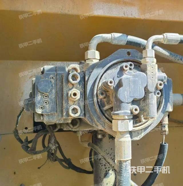 液压泵舱室正面整体（整机外观）