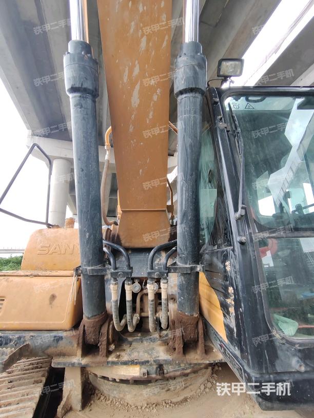 大臂油缸整体 竖拍（工作和回转装置）