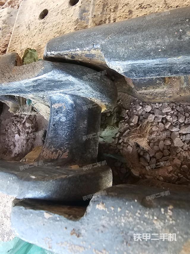 左驅(qū)動輪（行走機構(gòu)）