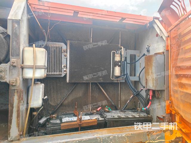 散熱器正面(大件艙室) 散熱器正面(大件艙室)