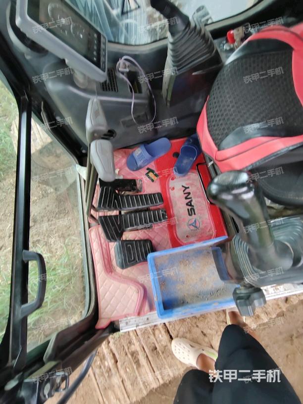 行走控制手柄和踏板 俯拍（驾驶室部分）