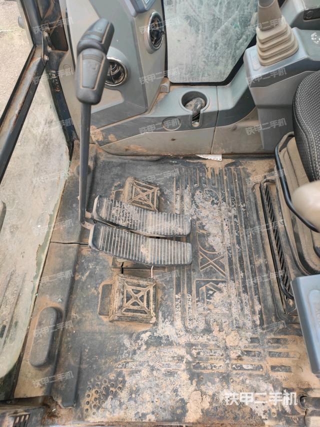 行走控制手柄和踏板?俯拍（駕駛室部分）