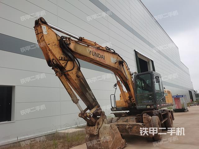 现代R210W-7挖掘机