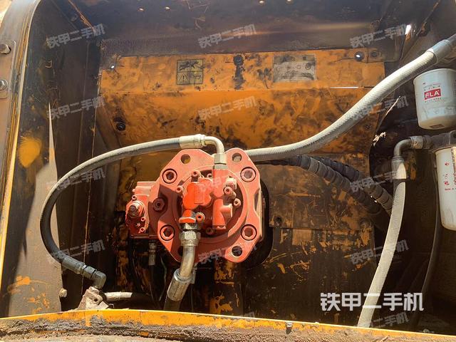 液壓泵艙室正面整體（整機外觀）