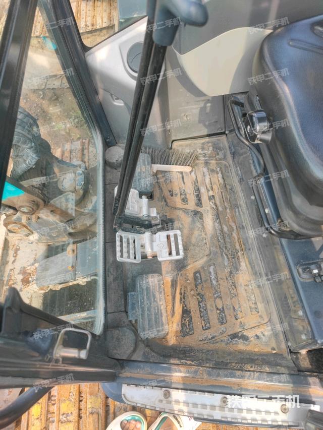 行走控制手柄和踏板?俯拍(駕駛室部分) 行走控制手柄和踏板?俯拍(駕駛室部分)