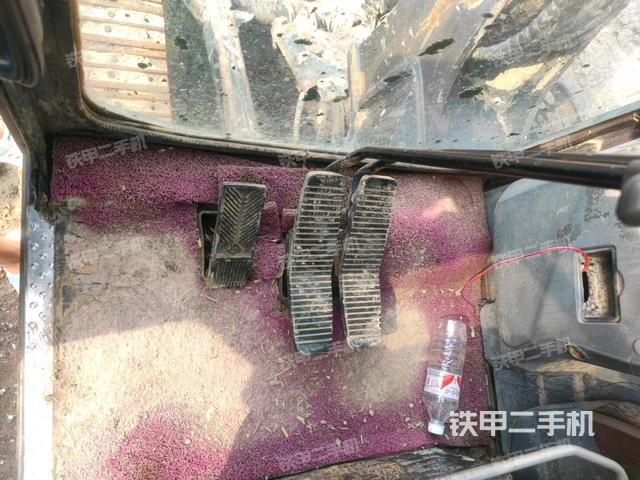 行走控制手柄和踏板?俯拍（駕駛室部分）