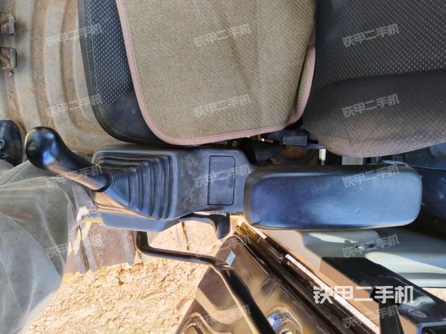 行走控制手柄和踏板?俯拍（駕駛室部分）