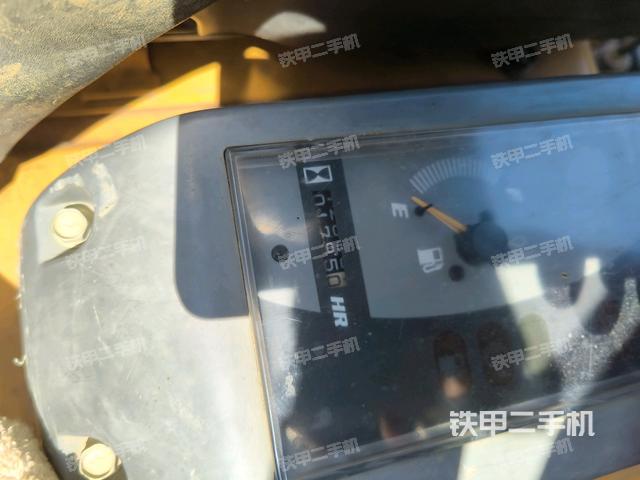 行走控制手柄和踏板?俯拍（駕駛室部分）