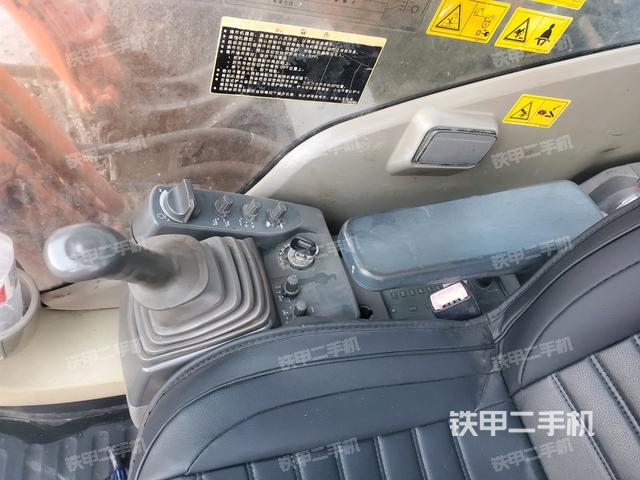 座椅右側(cè)控制臺/鑰匙門/油門/含右手柄（駕駛室部分）