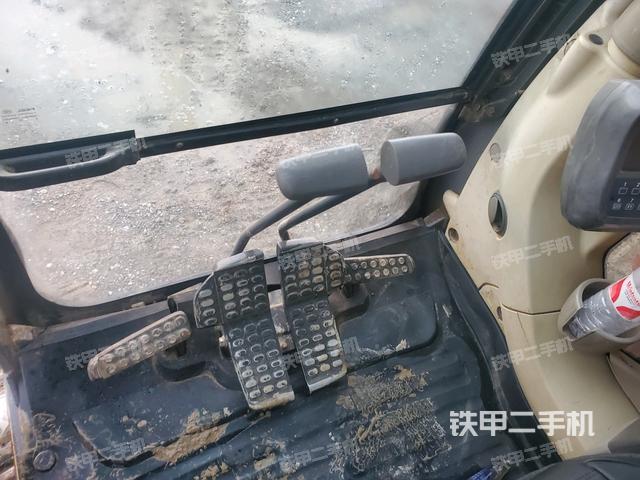 行走控制手柄和踏板?俯拍（駕駛室部分）