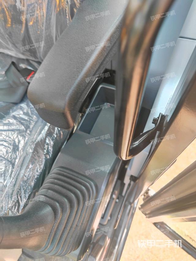 座椅右側(cè)控制臺(tái)/鑰匙門(mén)/油門(mén)/含右手柄（駕駛室部分）