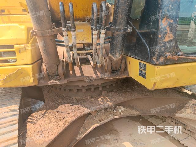 轉(zhuǎn)盤和下車架正前(工作和回轉(zhuǎn)裝置) 轉(zhuǎn)盤和下車架正前(工作和回轉(zhuǎn)裝置)