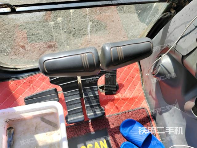 行走控制手柄和踏板 俯拍（驾驶室部分）