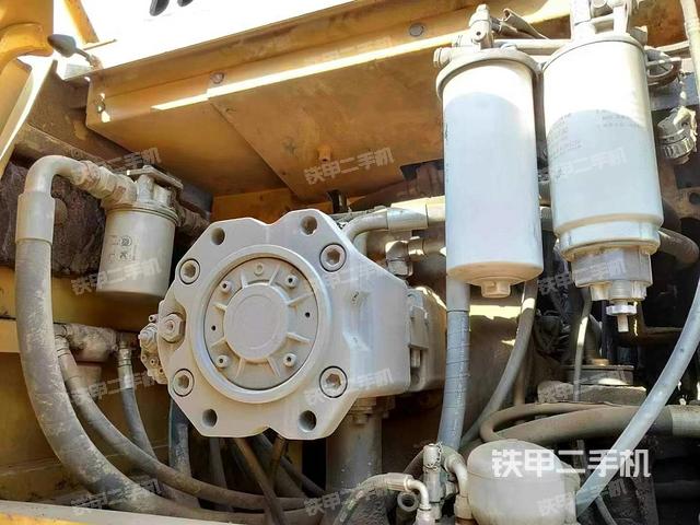 液压泵舱室正面整体（整机外观）