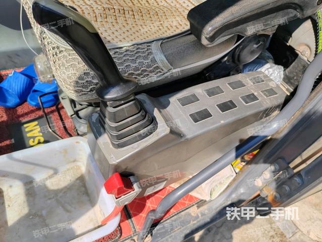 座椅左侧控制台/音响/含左手柄（驾驶室部分）