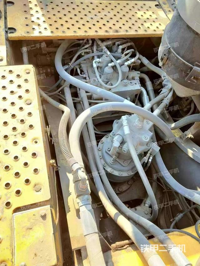 回转马达和主控阀（整机外观）