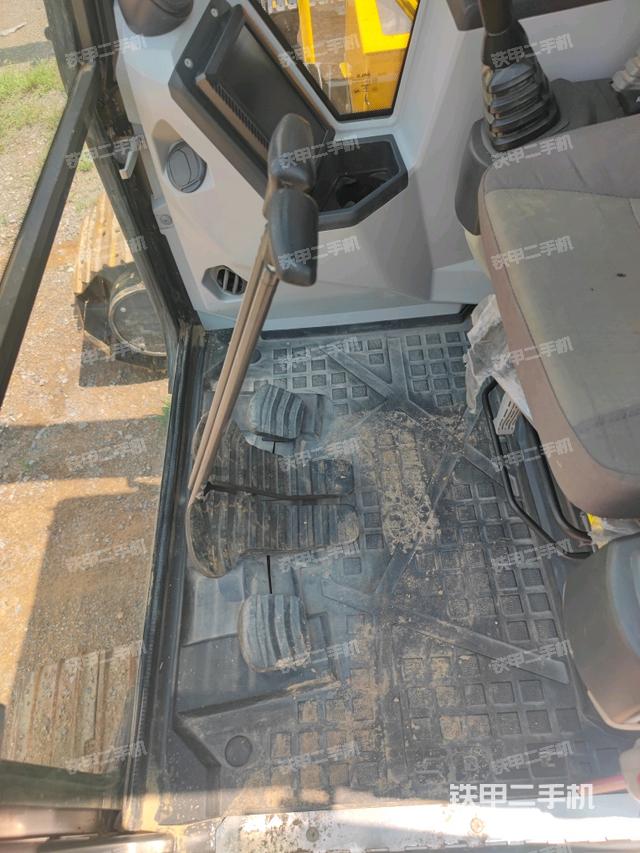 行走控制手柄和踏板?俯拍（駕駛室部分）