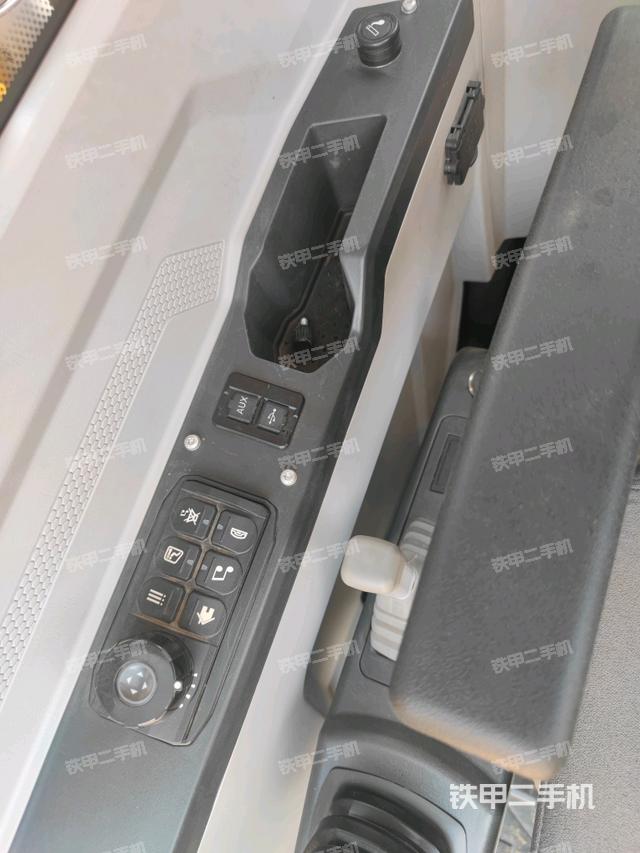 座椅左側控制臺/音響/含左手柄（駕駛室部分）