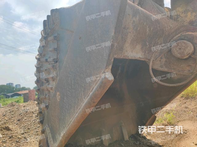 鏟斗右后整體(工作和回轉(zhuǎn)裝置) 鏟斗右后整體(工作和回轉(zhuǎn)裝置)