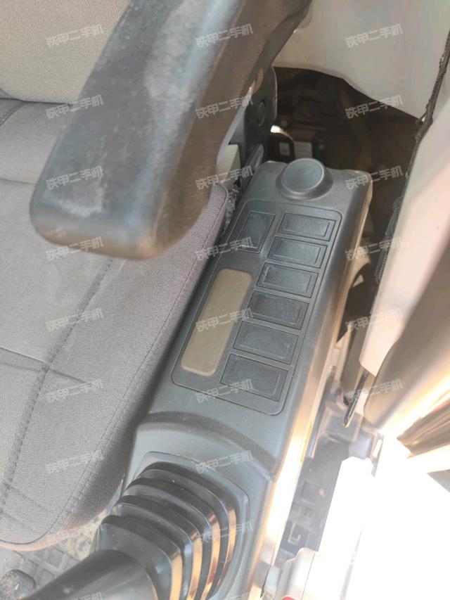 座椅右側控制臺/鑰匙門/油門/含右手柄（駕駛室部分）