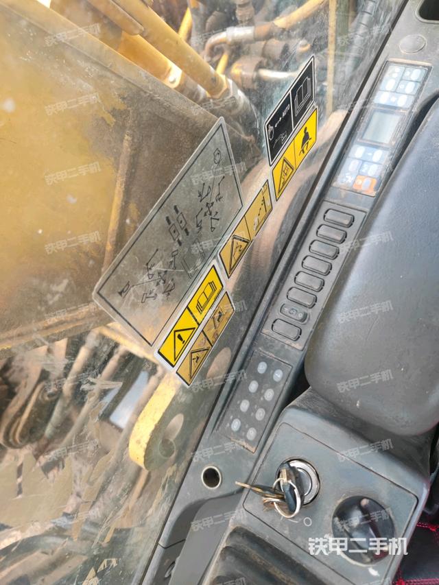 座椅左側(cè)控制臺/音響/含左手柄(駕駛室部分) 座椅左側(cè)控制臺/音響/含左手柄(駕駛室部分)