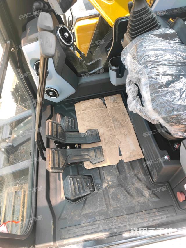 行走控制手柄和踏板?俯拍（駕駛室部分）