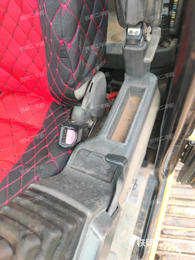 座椅右側(cè)控制臺/鑰匙門/油門/含右手柄(駕駛室部分) 座椅右側(cè)控制臺/鑰匙門/油門/含右手柄(駕駛室部分)