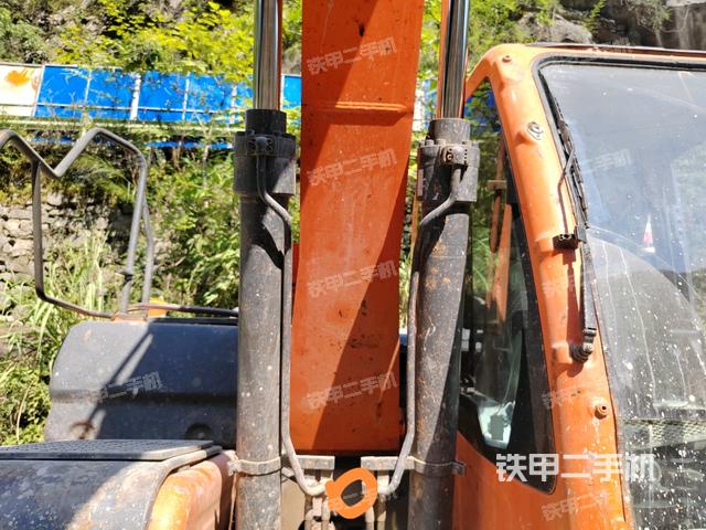 大臂油缸整体 竖拍（工作和回转装置）