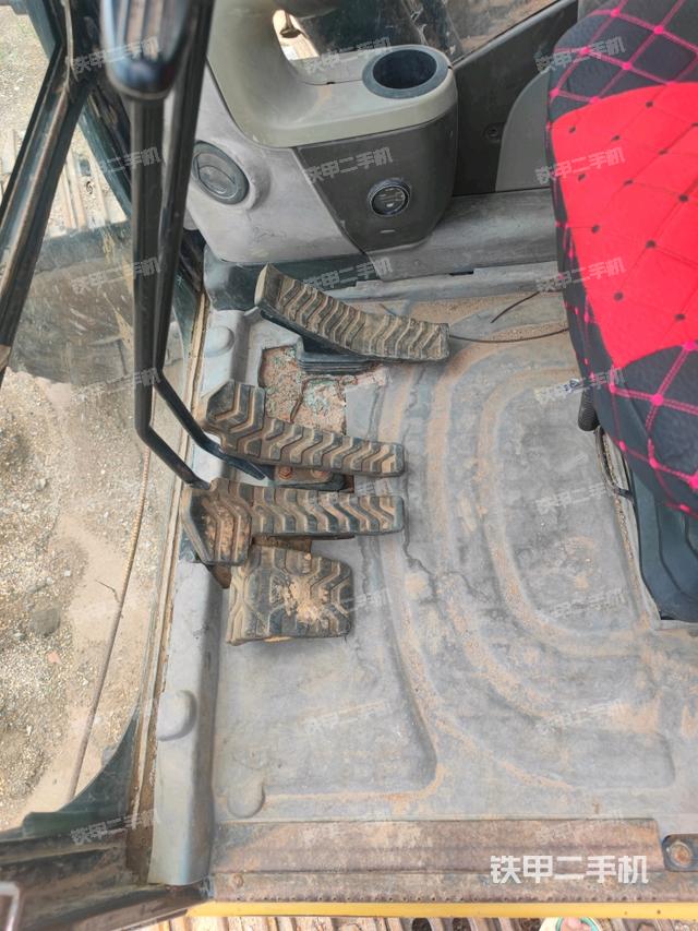 行走控制手柄和踏板?俯拍(駕駛室部分) 行走控制手柄和踏板?俯拍(駕駛室部分)