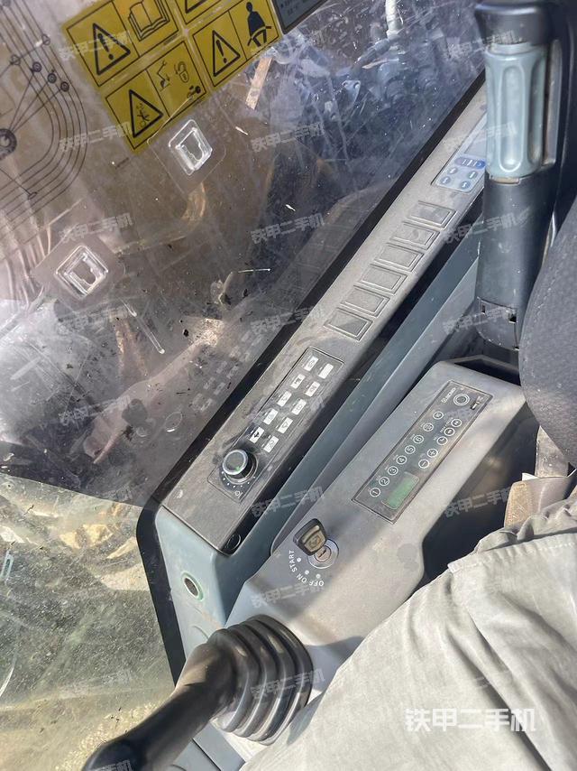 座椅右側(cè)控制臺(tái)/鑰匙門(mén)/油門(mén)/含右手柄（駕駛室部分）