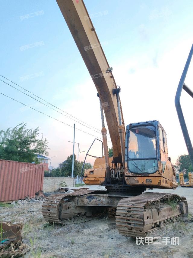 雷沃重工FR225E挖掘機(jī)