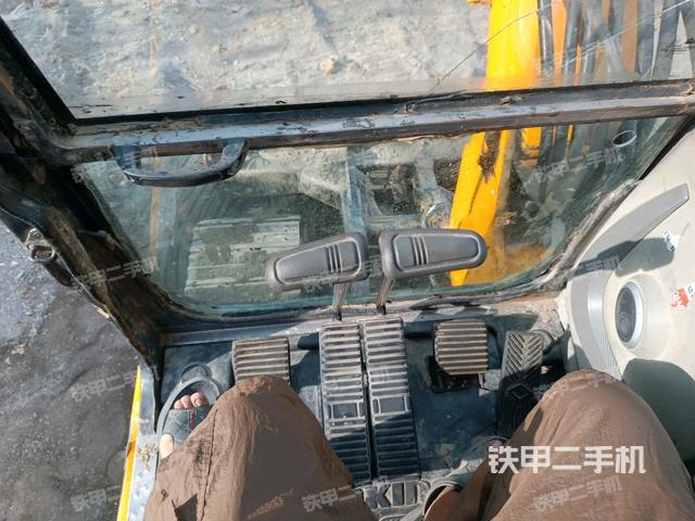 行走控制手柄和踏板?俯拍（駕駛室部分）