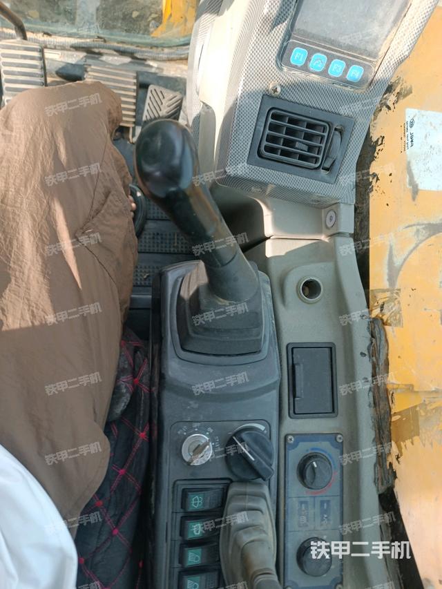 座椅右側(cè)控制臺(tái)/鑰匙門/油門/含右手柄（駕駛室部分）