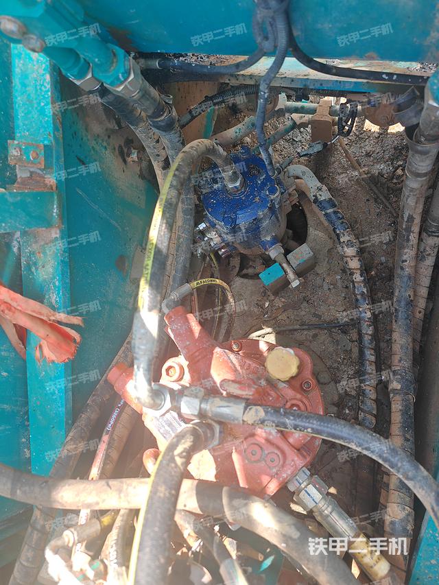 回转马达和主控阀（整机外观）