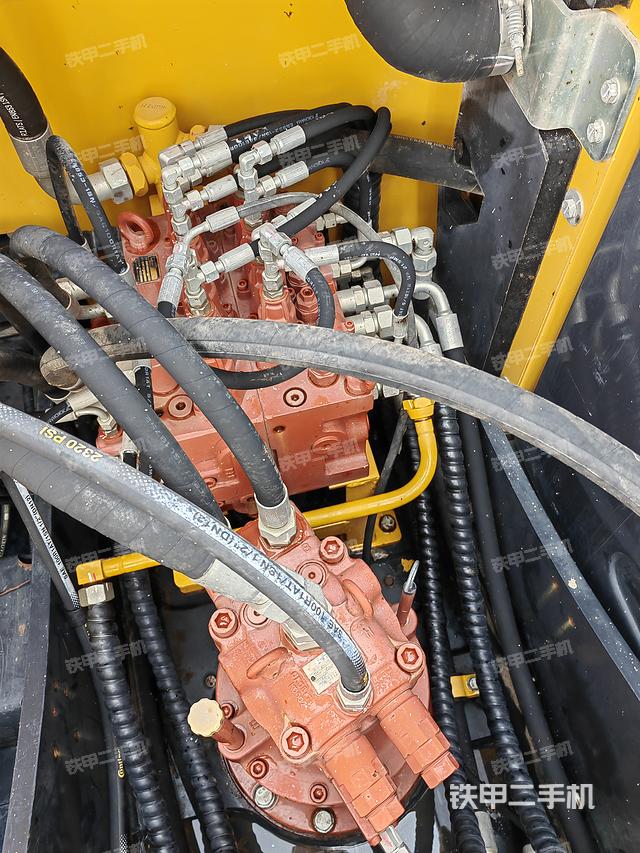 回轉(zhuǎn)馬達(dá)和主控閥（整機(jī)外觀）