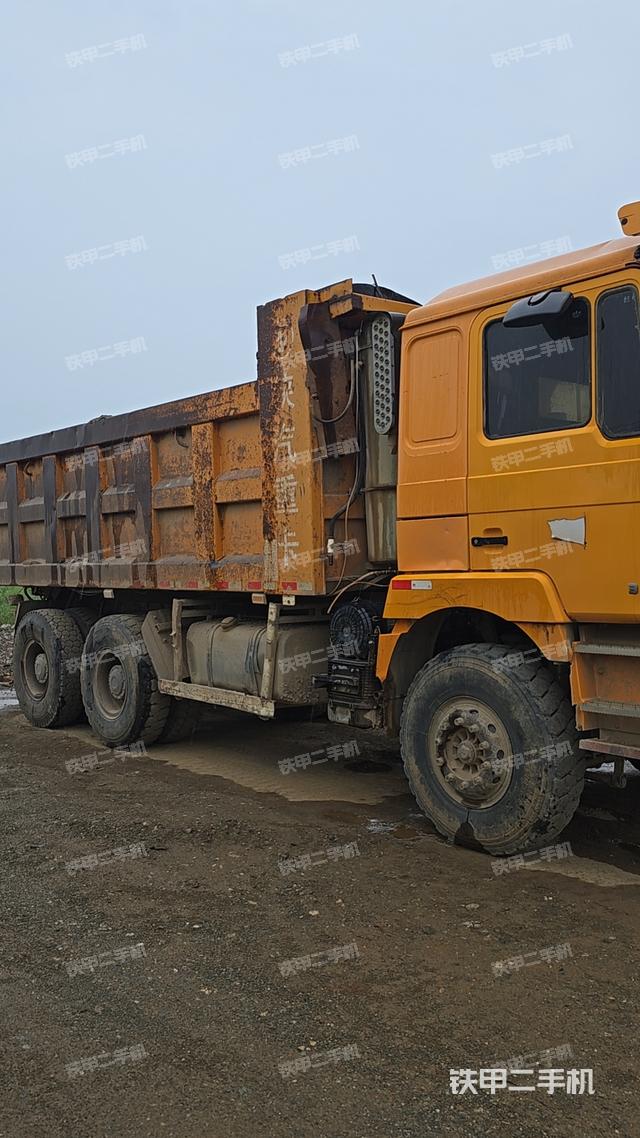 中国重汽6X2工程自卸车