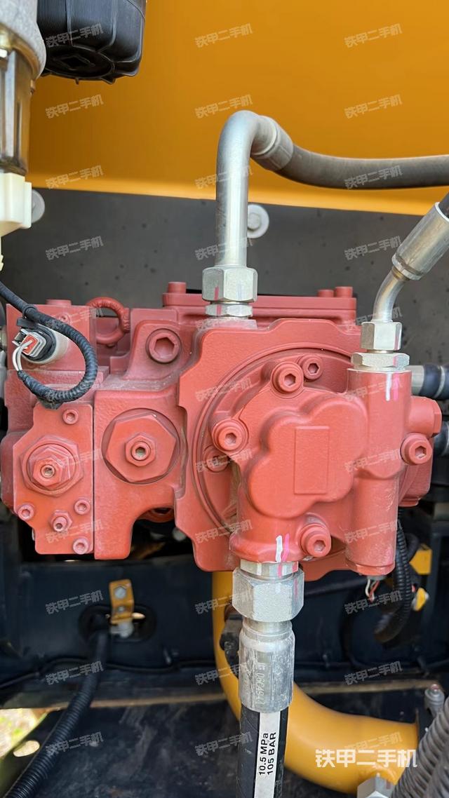 液壓泵艙室正面整體（整機(jī)外觀）