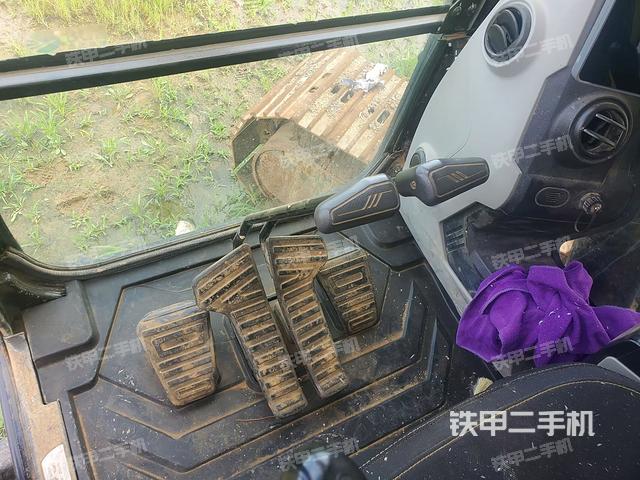 行走控制手柄和踏板?俯拍（駕駛室部分）