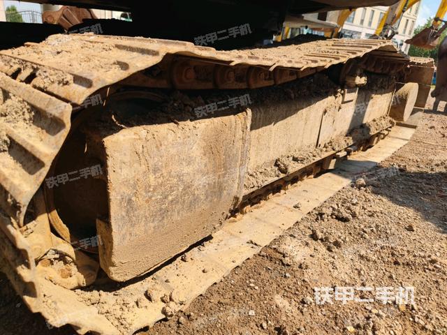 右側(cè)履帶整體?(行走機(jī)構(gòu)) 右側(cè)履帶整體?(行走機(jī)構(gòu))