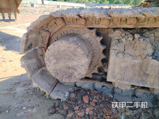 左驅(qū)動輪（行走機構(gòu)）