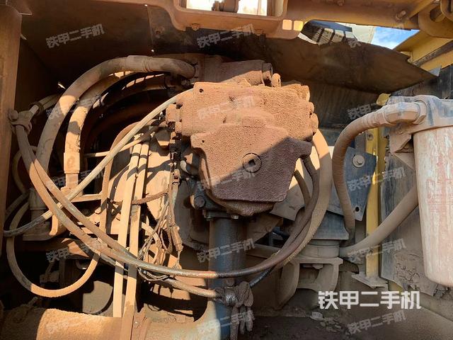 液压泵舱室正面整体（整机外观）