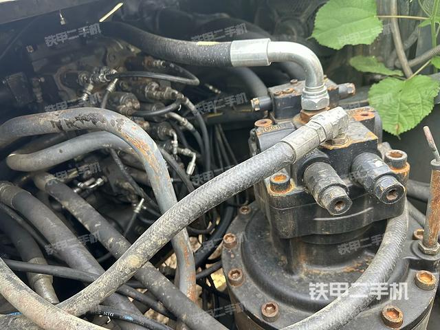 回转马达和主控阀(整机外观) 回转马达和主控阀(整机外观)