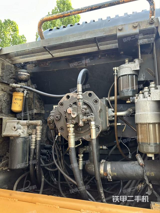 液压泵舱室正面整体(整机外观) 液压泵舱室正面整体(整机外观)