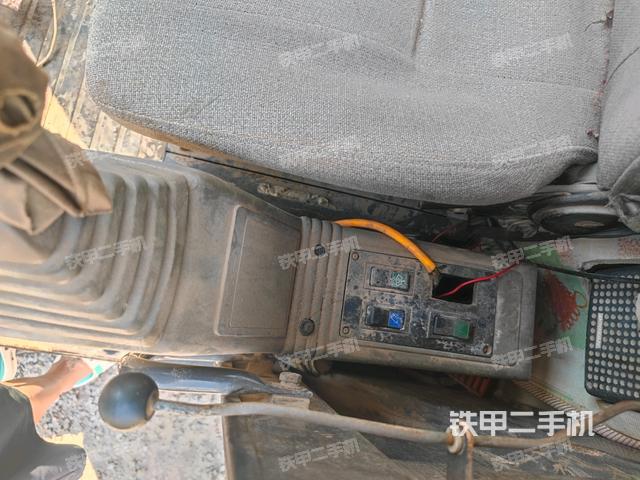 座椅左側(cè)控制臺(tái)/音響/含左手柄(駕駛室部分) 座椅左側(cè)控制臺(tái)/音響/含左手柄(駕駛室部分)