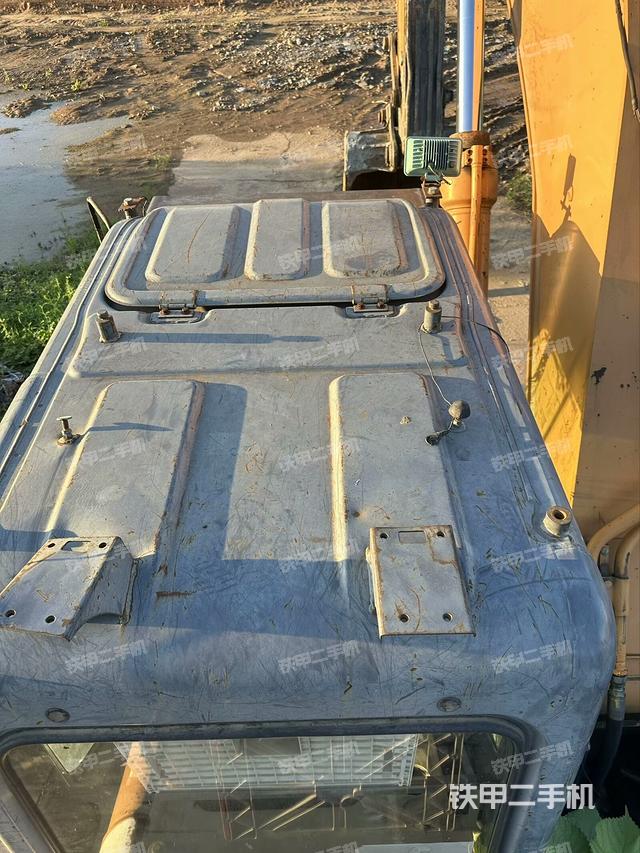 驾驶室顶部(整机外观) 驾驶室顶部(整机外观)