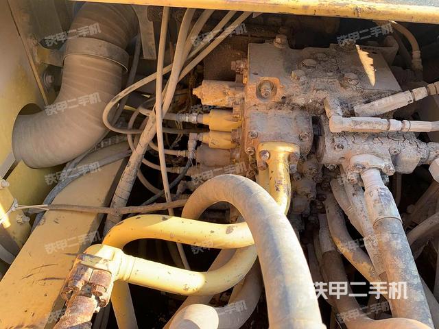 回转马达和主控阀（整机外观）