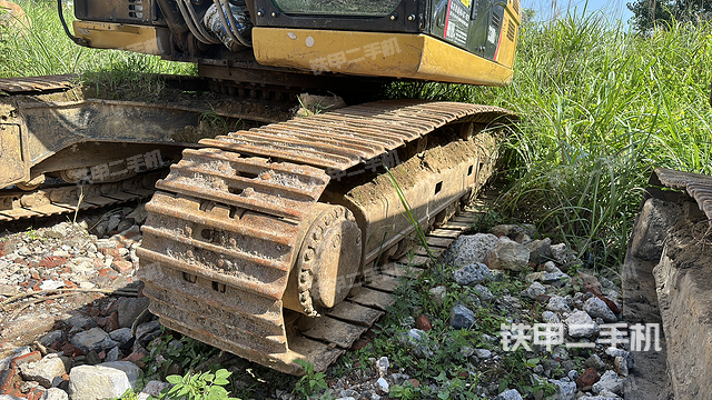 單側(cè)履帶整體(整機(jī)外觀) 單側(cè)履帶整體(整機(jī)外觀)