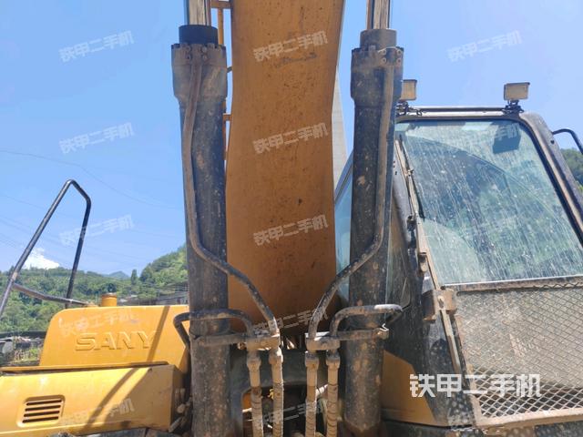 大臂油缸整体 竖拍（工作和回转装置）